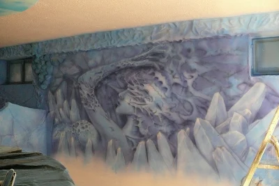Artystyczne malowanie ściany w klubie, biomechanika, mural UV