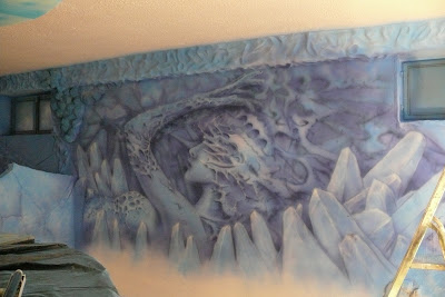 Mural w klubie Artystyczne malowanie ściany w klubie, biomechanika, mural UV