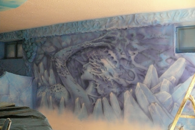 Mural w klubie Artystyczne malowanie ściany w klubie, biomechanika, mural UV