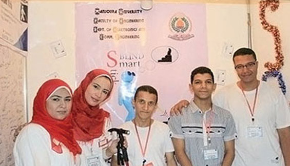 طلاب مصريون بجامعة المنصورة يبتكرون عصا ذكية للمكفوفين