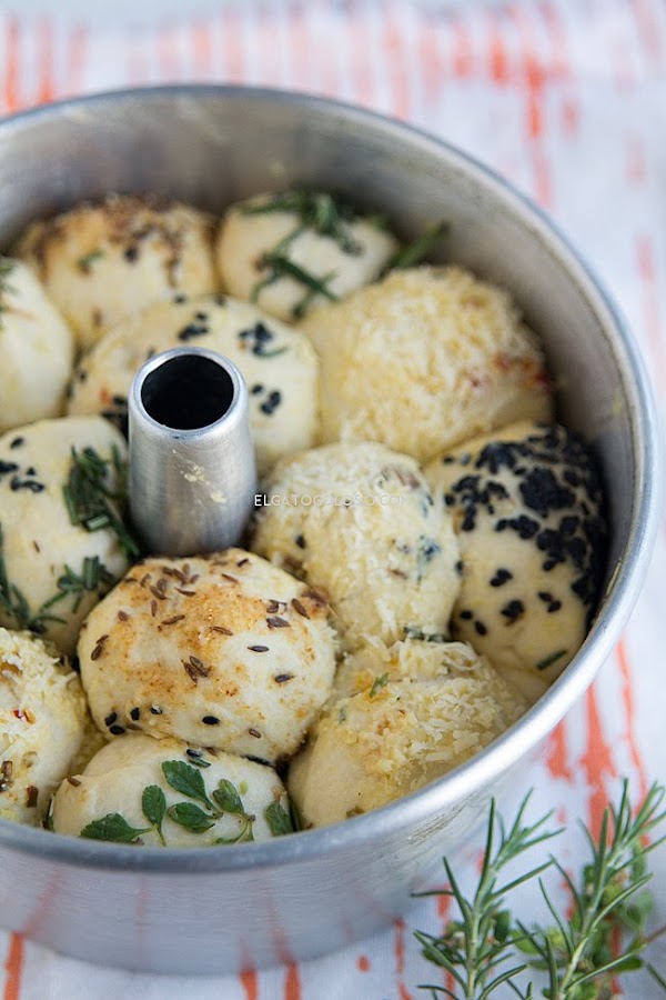 Monkey Bread salado con mantequilla, ajo, queso y hierbas y semillas, fácil, delicioso y muy llamativo. Hermoso!. Receta vía www.elgatogoloso.com