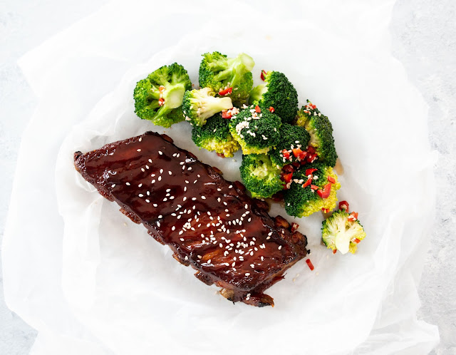 Sticky BBQ ribs with broccoli