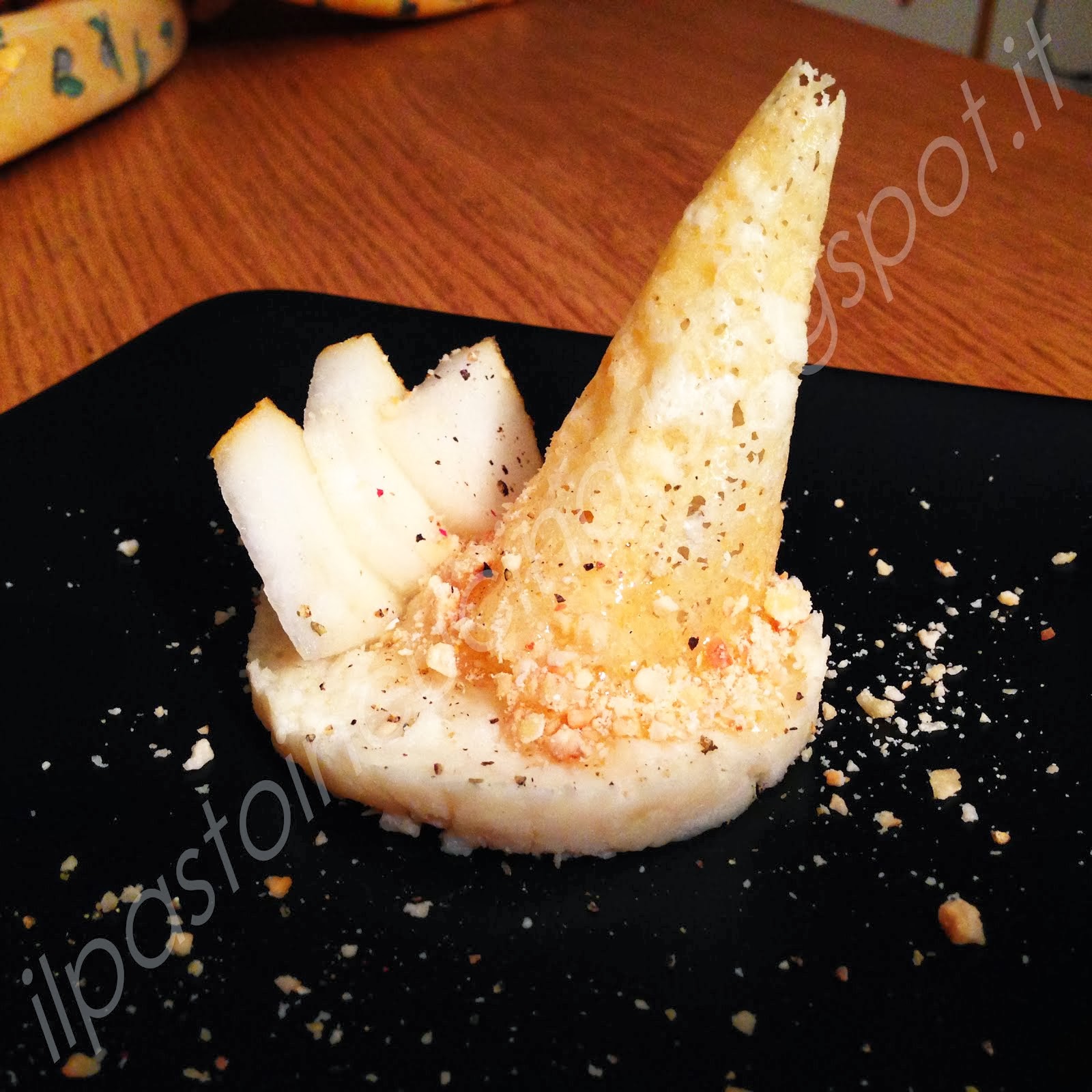 Mousse di Parmigiano e pere con cono croccante in granella di nocciola e miele