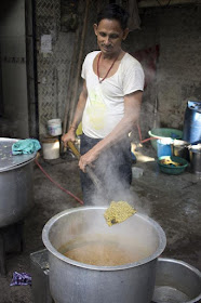cooking, chef, restaurant, kumbharwada, dharavi, street, street photography, streetphoto, mumbai, india, 