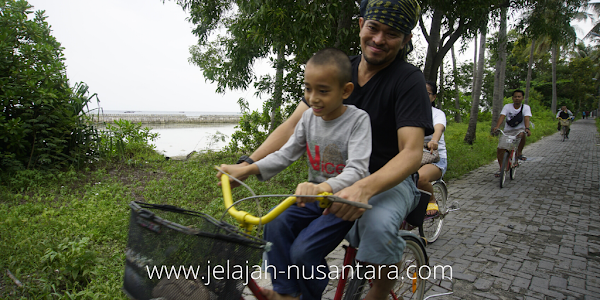Bersepeda menyusuri pantai menuju ke Jembatan Cinta di Private Trip Pulau Tidung paket wisata open trip private trip pulau tidung 2 hari 1 malam 3 hari 2 malam