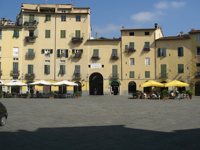 Lucca in bicicletta Piazza Anfiteatro, Lucca