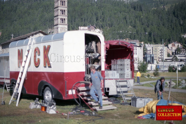 Remorque des électricien lors bau montage du cirque Nock à saint-Moritz