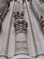 Aqui está a cabalística “flor da vida” em um pilar da Catedral de Saint John.