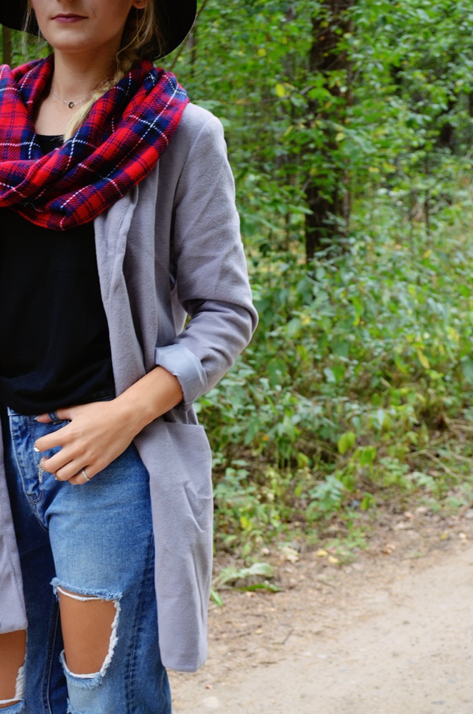 Szal w kratę i szary płaszcz