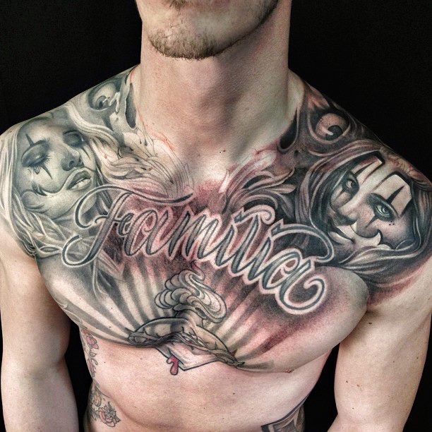 Espectacular tatuaje de estilo chicano en el pecho de un hombre