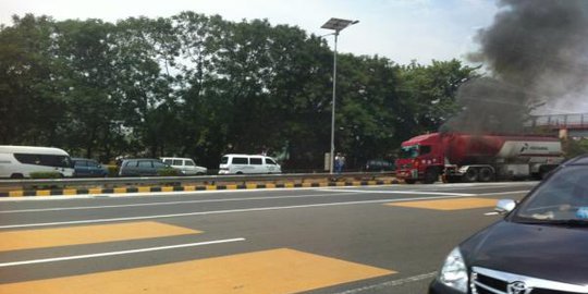 Truk Tangki Meledak Di Pekanbaru, Sopir Tewas Terbakar Truk Tangki Meledak Di Pekanbaru, Sopir Tewas Terbakar