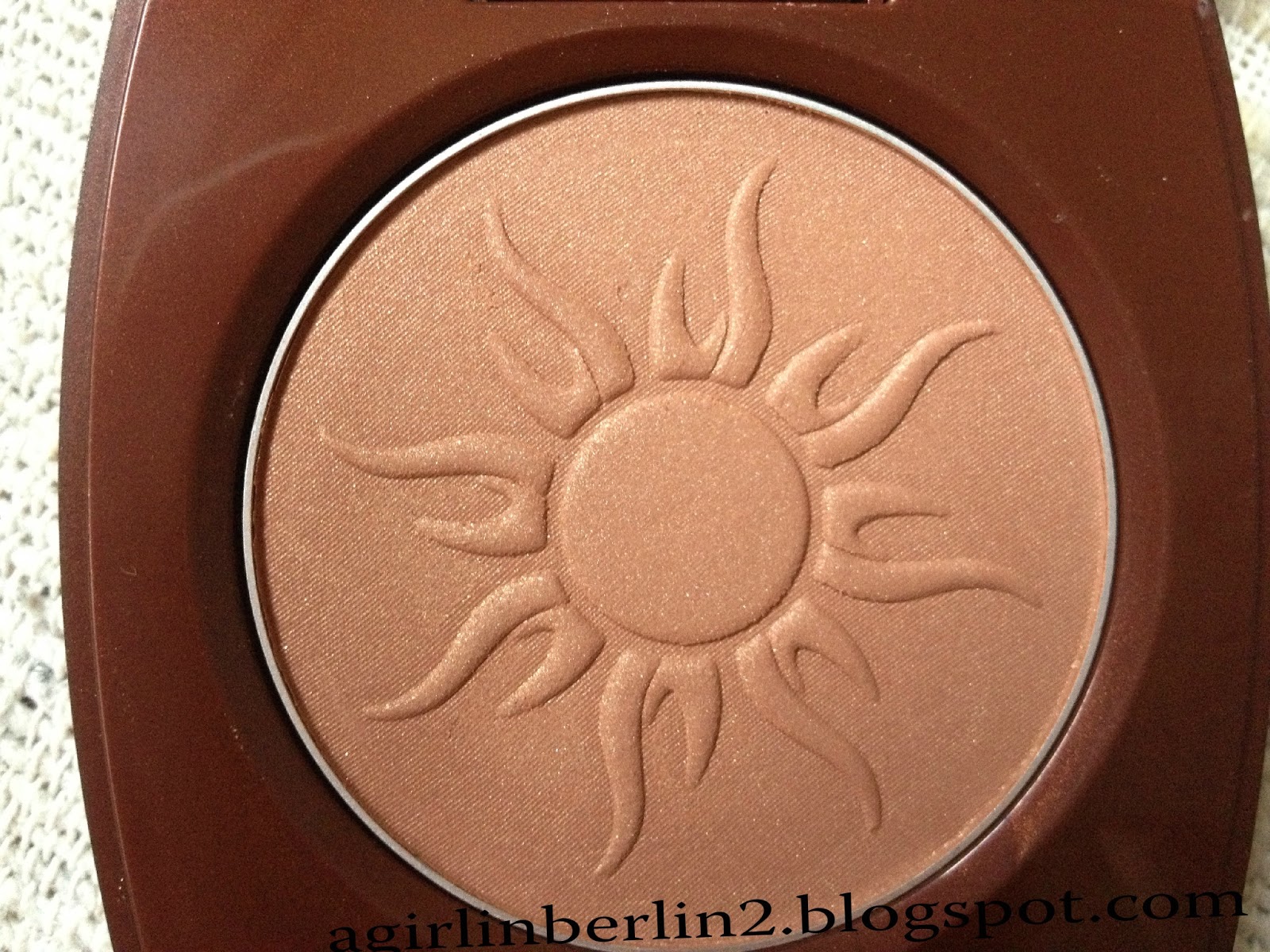 A Girl In Berlin Avon Glow bronzing powder