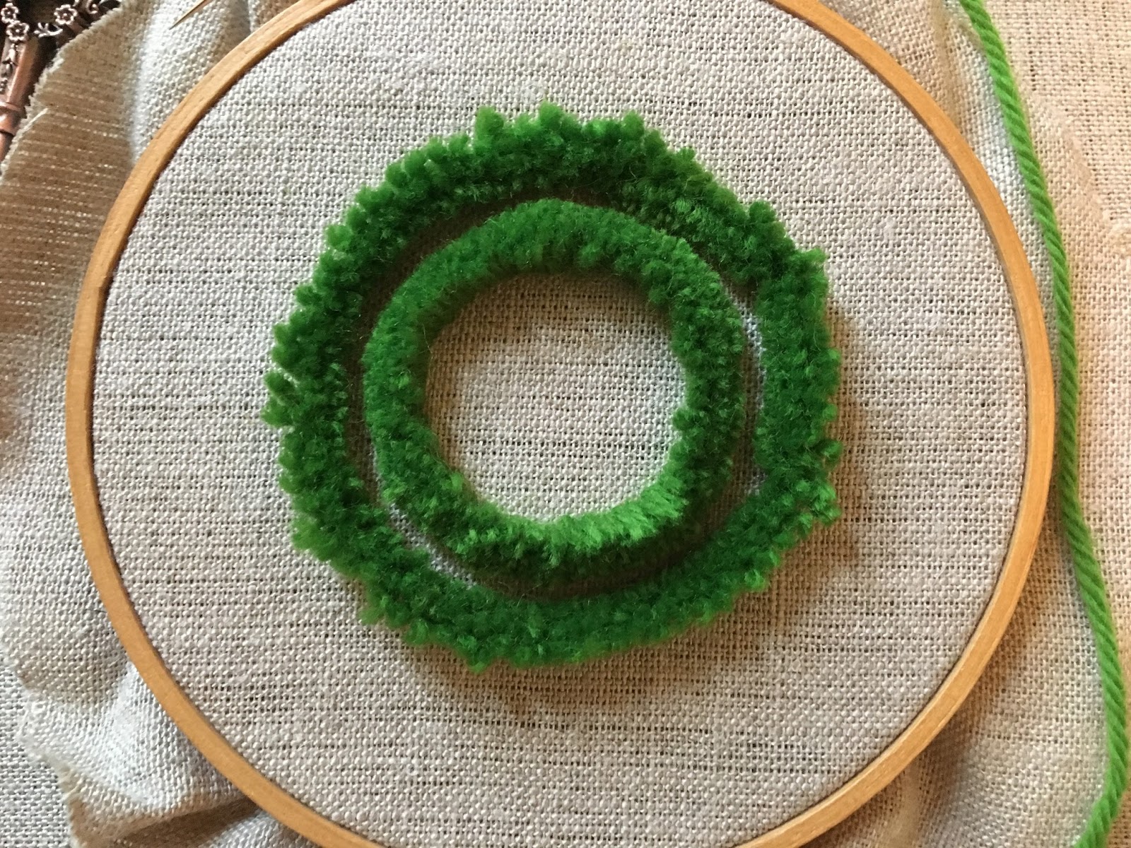 Plushwork Wreath tutorial by Michelle for Mooshiestitch Monday on Feeling Stitchy