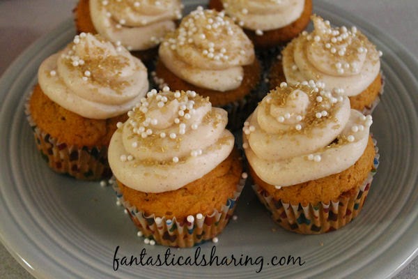 Pumpkin Cupcakes with Cinnamon Buttercream Frosting | If there is anything to celebrate about fall, it's these wonderful cupcakes bursting with pumpkin and cinnamon flavors #SundaySupper #pumpkin
