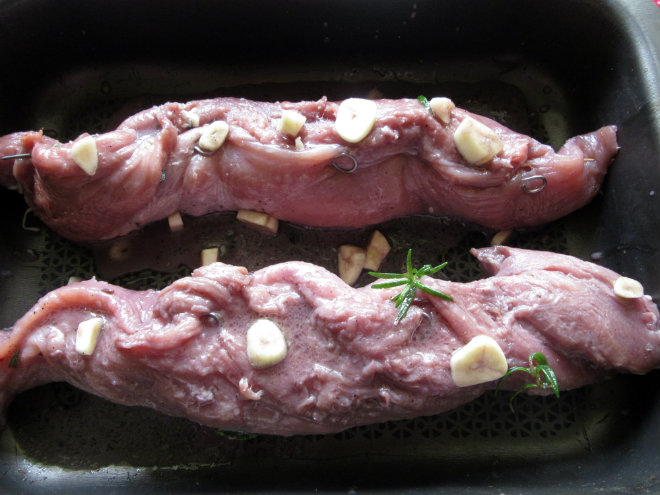 Mediterranean pork fillet by Laka kuharica: tightly roll up each tenderloin. 