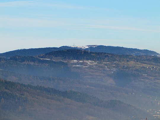 Bryndzówka (698 m np.m.), z tyłu Koskowa Góra (867 m n.p.m.).