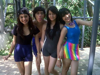 Menikmati Tubuh Gadis Di Kolam Renang ~ Berita Hangat 96