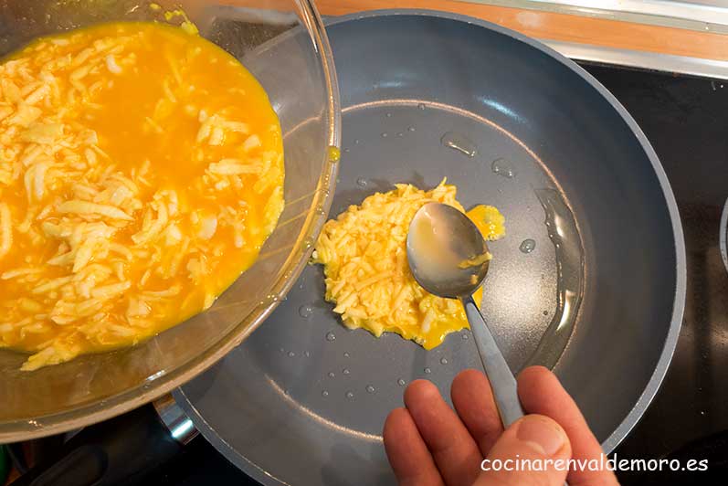 Echando la mezcla a la sartén caliente