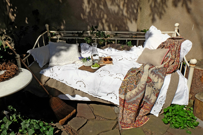 Frühling ohne Blatt im Bett - Minza will Sommer Gartenbett, Eisenbett, Metallbett, Outdoorbed, Tagesbett im Garten, Bett im Garten, Belgisches Viertel, Wohnen in Köln, boho, Boho Stil, Gartendeko, Einrichten, Streifen, Frühling, Styling, Minza will Sommer