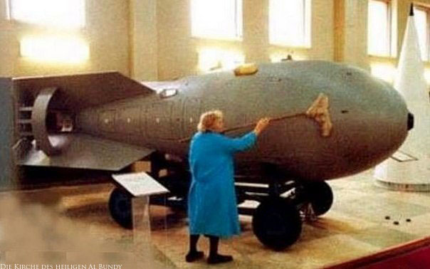 Lustige alte Hausfrau putzt Bombe mit Wischer