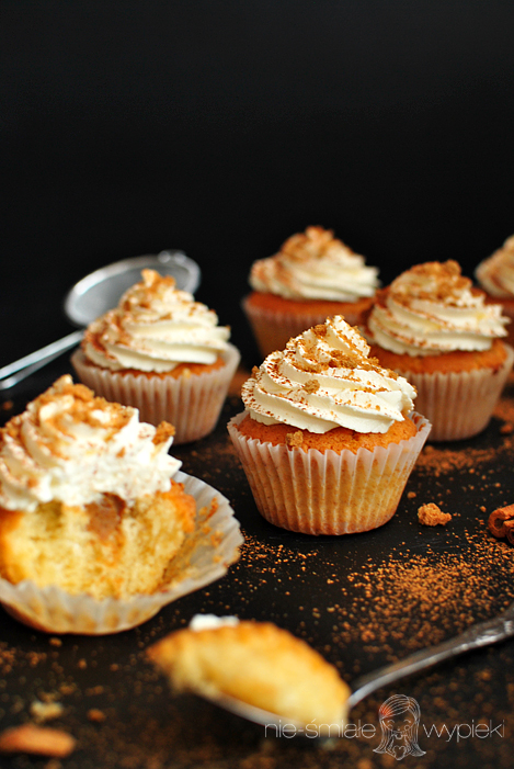 Vanilla cupcakes with cookie spread