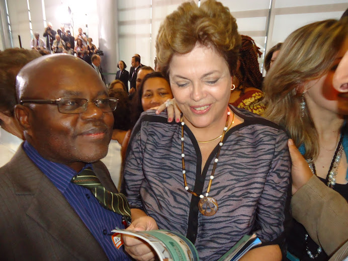 Prof. Pedro Kitoko e Presidenta Dilma - posse CONSEA Nacional