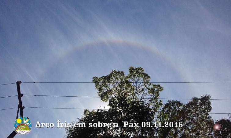 Arco-íris bênçãos sobre a Pax