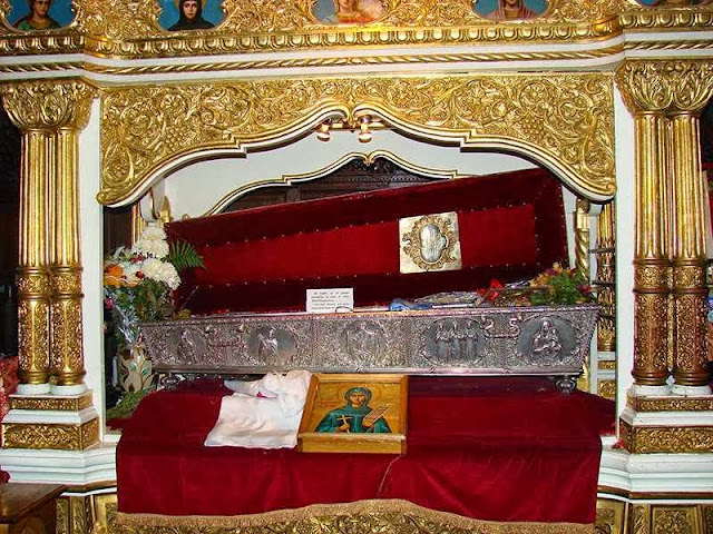 Το αδιάφθορο σεπτό λείψανο της Οσίας Παρασκευής της Επιβατινής ή Νέας. Καθεδρικός Ναός, Ιάσιο, Ρουμανία.http://leipsanothiki.blogspot.be/