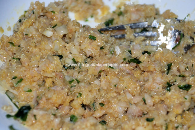 Mezclar los ingredientes para hacer la hamburguesa de quinoa Mezclar los ingredientes para hacer la hamburguesa de quinoa