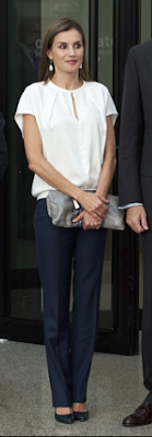 Top Hugo Boss ? / pantalon Hugo Boss / escarpins Magrit / pochette Adolfo Dominguez