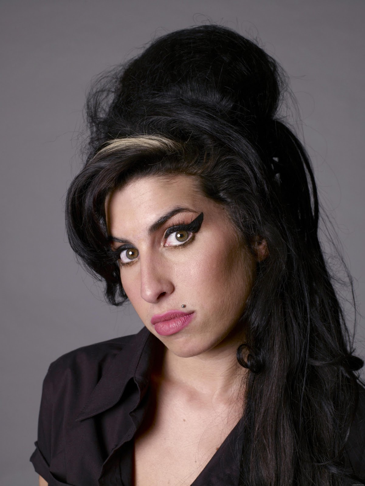 http://4.bp.blogspot.com/-BGftlAia3q4/TseZY2HC5XI/AAAAAAAACBU/5ESi_fhLoH0/s1600/Amy+Winehouse.jpg