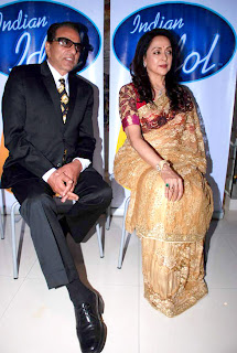 Dharmendra & Hema Malini on the sets of 'Indian Idol 6' 