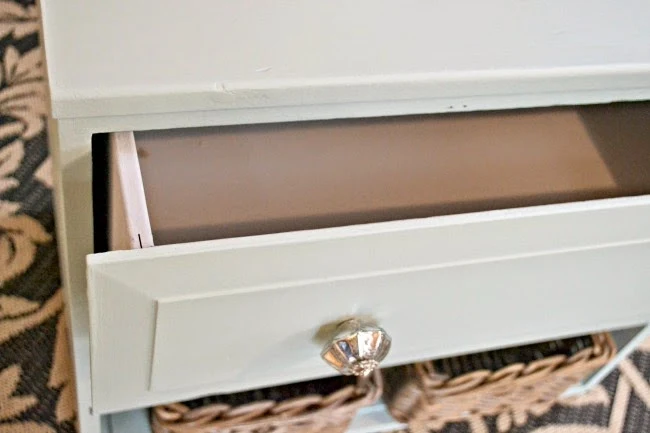 An Ugly Duckling Dresser Makeover with Fusion Mineral Paint www.homeroad.net