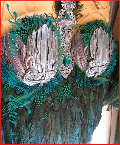 bustier femme oiseau plumes paon vert poitrine soutien gorge green feathers peacock woman corset