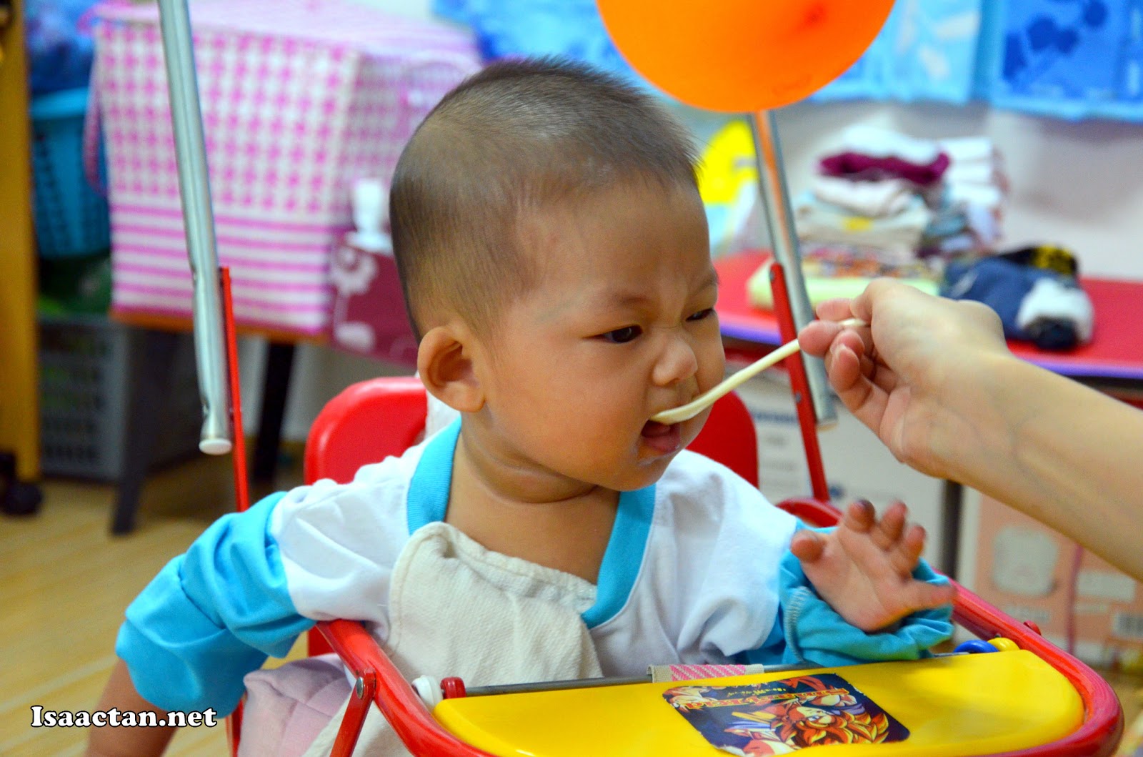 Isaactan.net: Baby Martin's First Taste Of Solid Food @ 6 Months Old