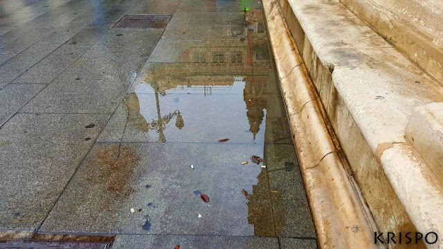 casas del centro de sevilla reflejadas en un charco