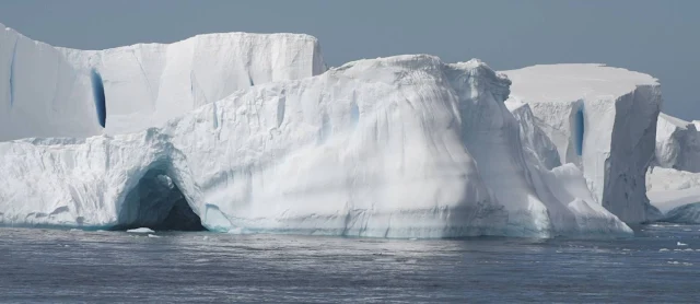 Enormes paredes de gelo que circundam a Terra Plana