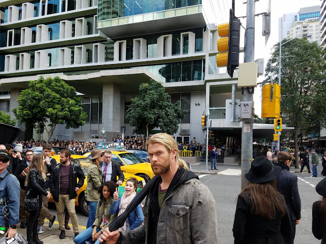 Сколько позади зевак!