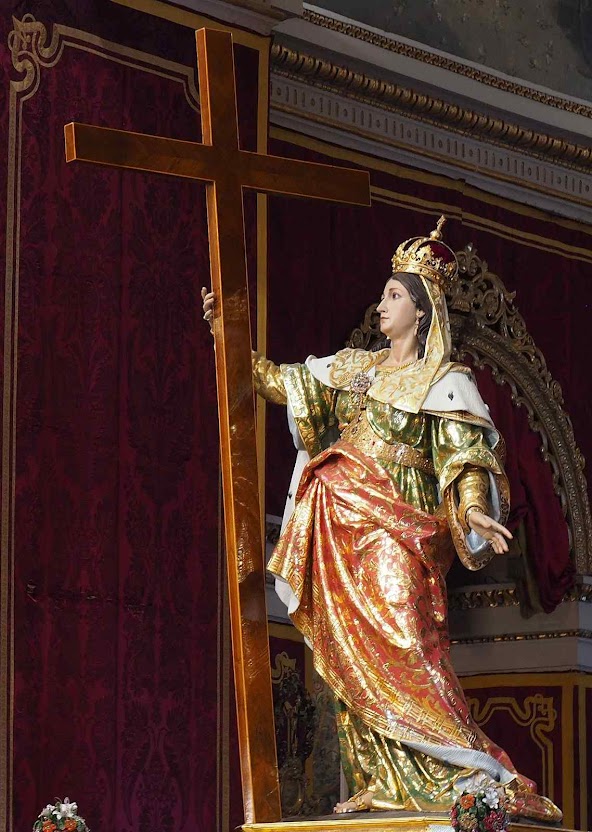 Santa Helena, mãe de Constantino imperador, recuperou as relíquias da Paixão, no século IV. E pediu para seu filho fazer a primeira igreja do Santo Sepulcro. Imagem na basílica de Santa Helena, em Birkirkara, Malta Santa Helena, mãe de Constantino imperador, recuperou as relíquias da Paixão, no século IV. E pediu para seu filho fazer a primeira igreja do Santo Sepulcro. Imagem na basílica de Santa Helena, em Birkirkara, Malta