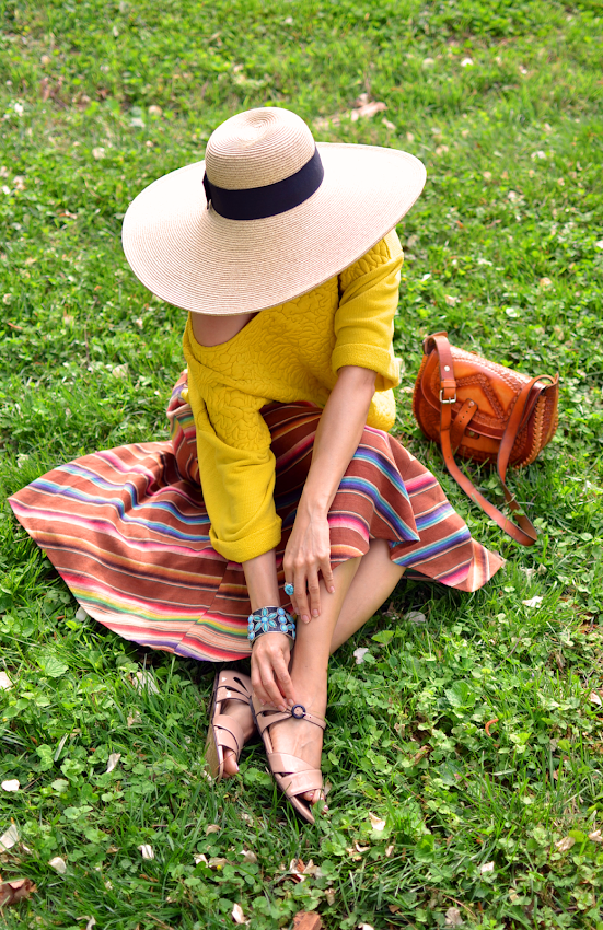 Outfit with large sun hat