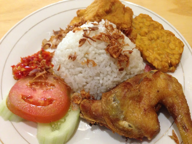 nasi uduk, ayam goreng, tahu, tempe, tomat, timun