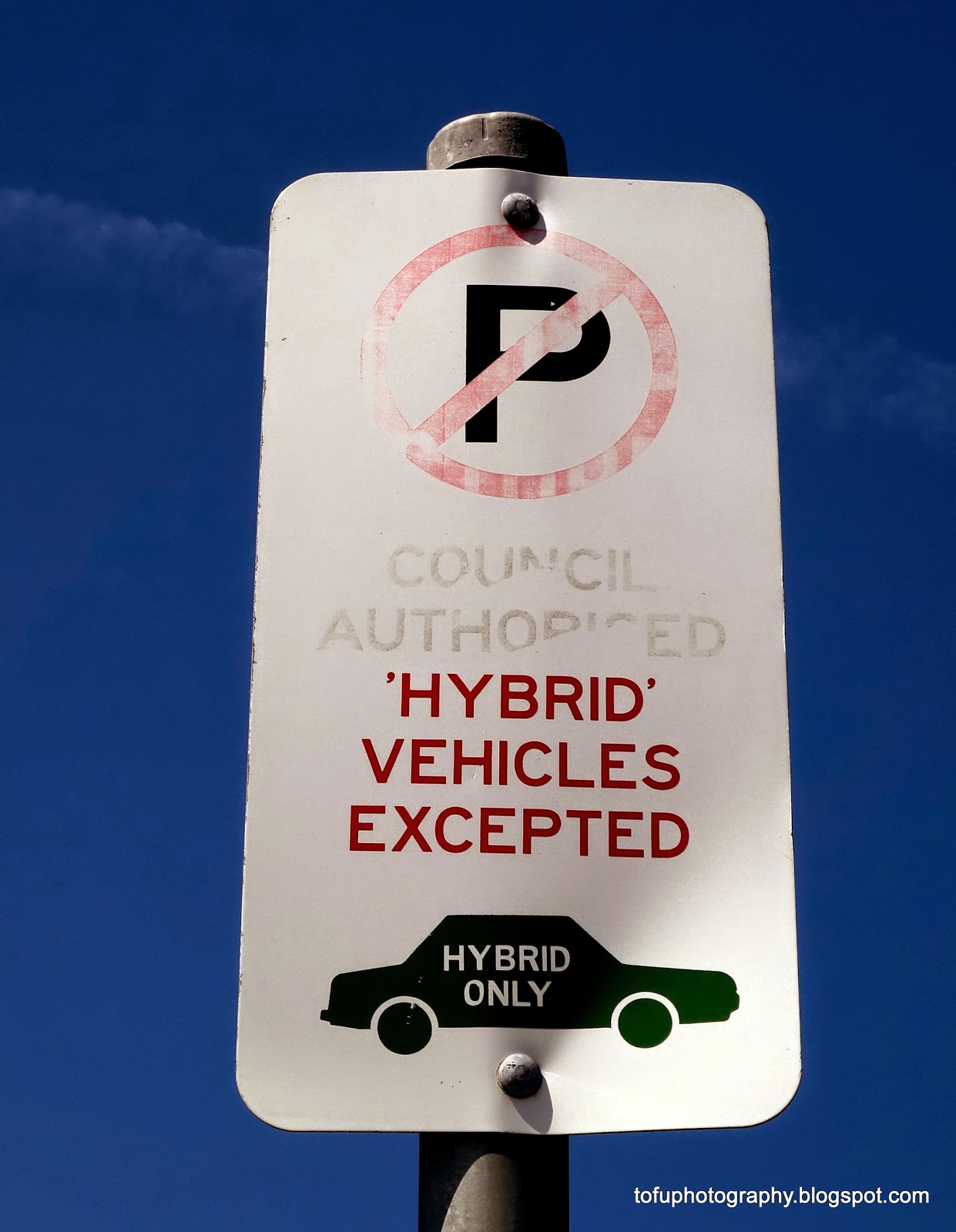 Tofu Photography Hybrid vehicle parking sign at Coogee Beach in Sydney