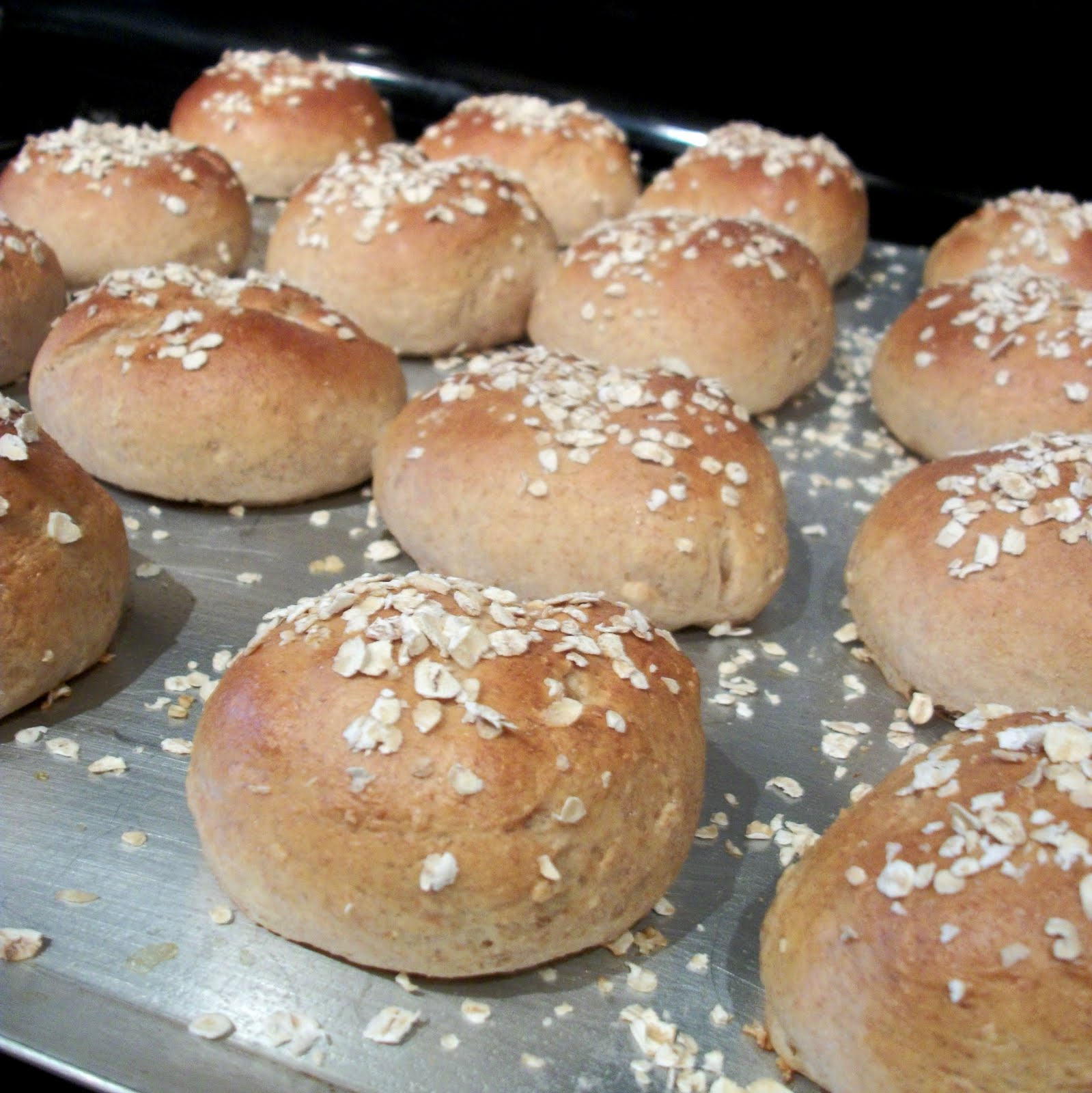 Mommy Magic! Whole Wheat and Oat Dinner Rolls (Yummo!)