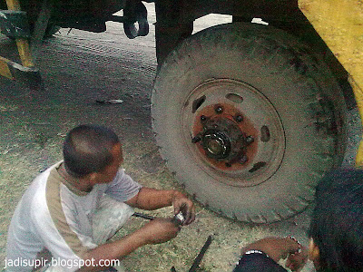 Ganti Baut Roda nihh (ngeban) - Supir Truk