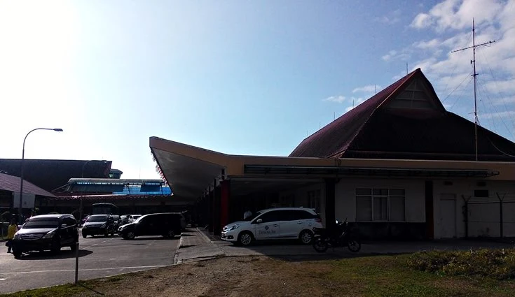 bangunan kedatangan penumpang di bandara pattimura