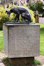 Monumento al perro abandonado,del zoológico de Barcelona. Por Aldomà Puig.