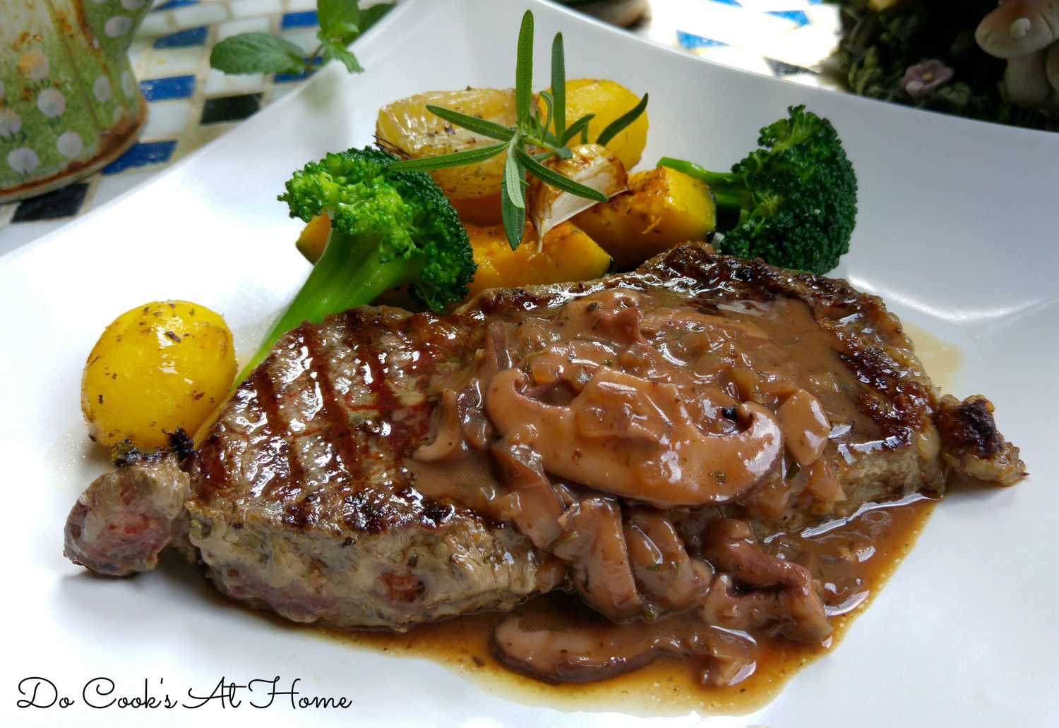 Ribeye Steak With Mushroom Gravy / Mushroom Cream Sauce With Grilled