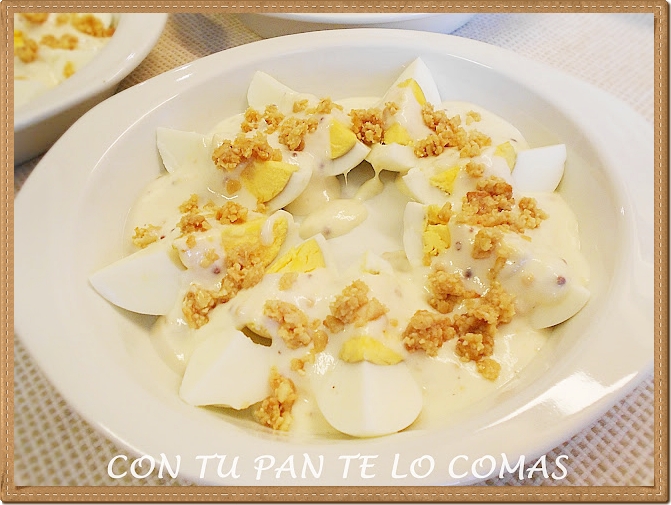 Huevos con salsa de nata (crema de leche) y queso