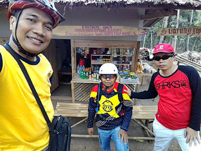Warung kopi yang menyediakan nasi liwet, makanan ringan dan minuman. Warung kopi yang menyediakan nasi liwet, makanan ringan dan minuman.