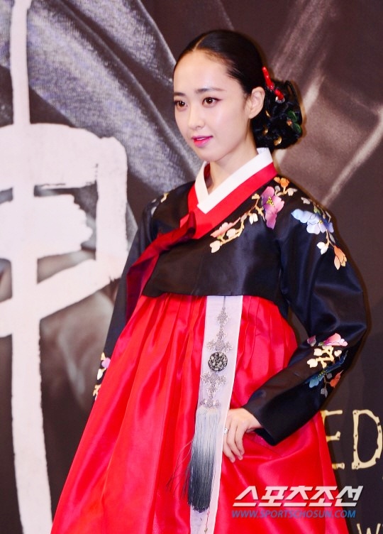 오늘자 동양화 찢고나온 김민정 한복자태 | 인스티즈